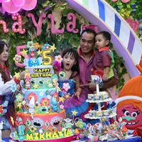 Pasangan Nia Ramadhani dan Ardie Bakrie baru saja menggelar pesta ulang tahun anak pertamanya. Ultah ke-5, Mikhayla Bakrie berlangsung meriah dengan mengusung tema Trolls pada Jumat (2/6/2017). (Nurwahyunan/Bintang.com)