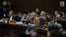 Ketua KPU Arief Budiman menderkan keterangan Ketua Kuasa Hukum KPU untuk Pilpres, Ali Nurdin dalam sidang sengketa Pilpres 2019 di Gedung MK, Jakarta, Selasa (18/6/2019). Sidang tersebut beragendakan mendengarkan jawaban dari termohon. (Liputan6.com/Faizal Fanani)