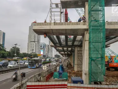 Pekerja menyelesaikan pembangunan jalur kereta ringan atau LRT Jabodebek rute Cawang-Dukuh Atas di Cawang, Jakarta, Senin (29/4/2019). Menurut PT Adhi Karya selaku kontraktor pelaksana proyek LRT, pembangunan jalur LRT mencapai 47,95 persen (data per akhir Maret 2019). (Liputan6.com/Johan Tallo)