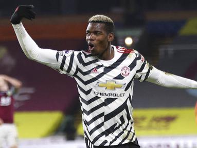 Gelandang Manchester United, Paul Pogba, melakukan selebrasi usai mencetak gol ke gawang Burnley pada laga Liga Inggris di Stadion Turf Moor, Rabu (13/1/2021). Setan Merah menang dengan skor 1-0. (Clive Brunskill/Pool via AP)
