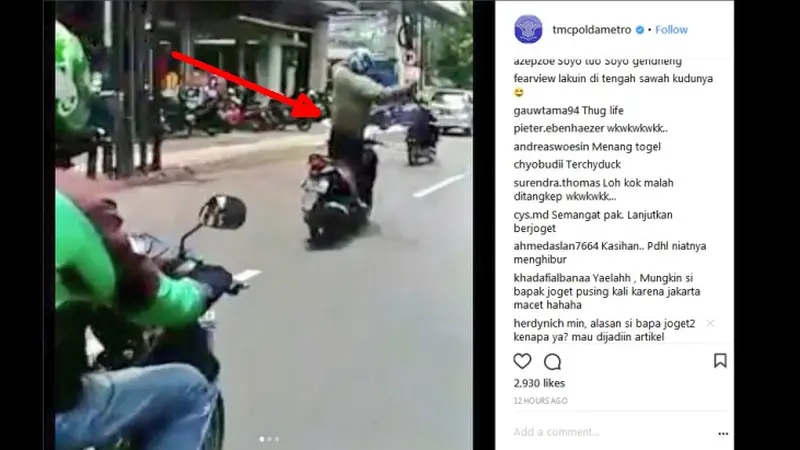 Pria joget di atas sepeda motor