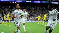 Bek Real Madrid asal Spanyol Lucas Vazquez (kiri) merayakan gol ketiga timnya selama pertandingan sepak bola hari ke-3 fase liga Liga Champions UEFA antara Real Madrid CF dan Borussia Dortmund di stadion Santiago Bernabeu di Madrid pada 22 Oktober 2024.Thomas COEX / AFP