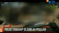 Dari tangan para pelajar petugas mengamankan barang bukti senjata tajam berupa celurit