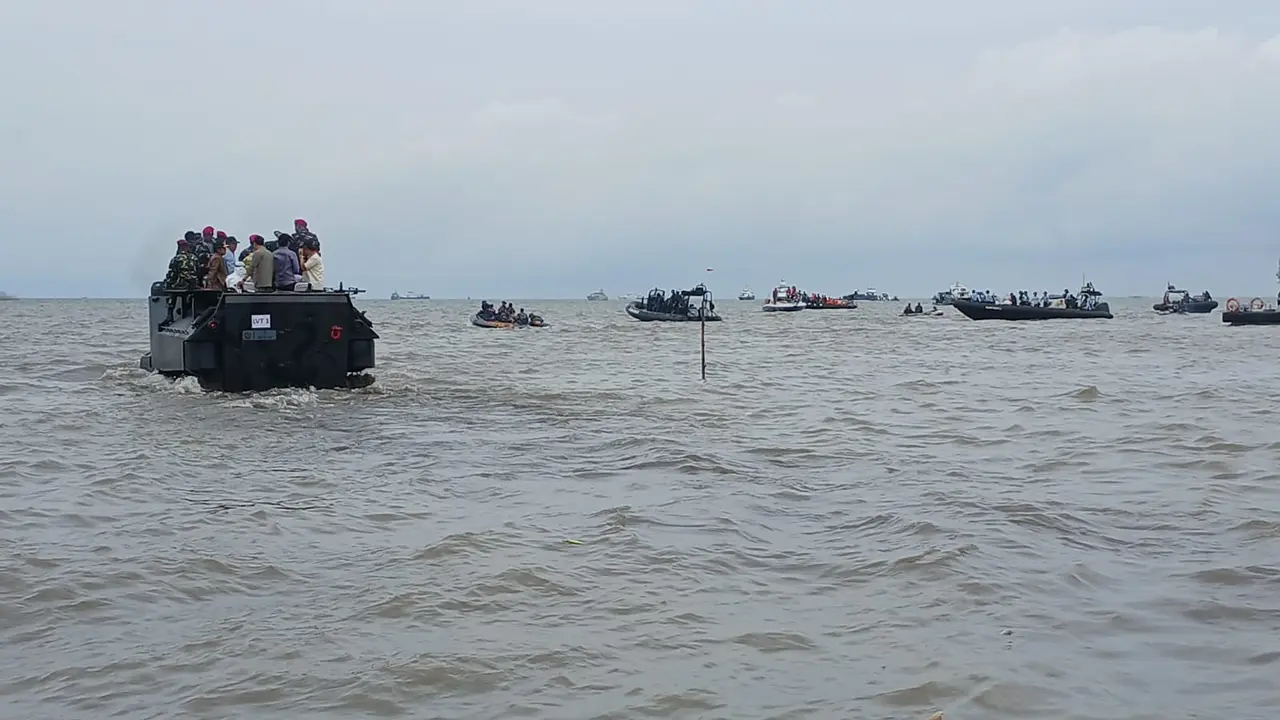Tank Amfibi darai Marinir menjadi kendaraan VVIP dalam pembongkaran pagar laut di Tangerang