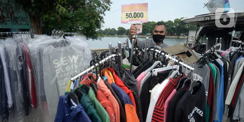 Mengais Rezeki Jual Baju Bekas Saat Pandemi