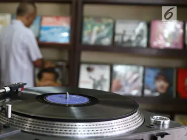 Piringan hitam atau vinyl di Pasar Barang Bekas Jalan Surabaya, Jakarta, Selasa (30/5). Piringan hitam klasik yang dijual berkisar Rp25ribu - Rp400ribu masih menjadi daya tarik bagi sejumlah penikmat musik di Tanah Air. (Liputan6.com/Immanuel Antonius)