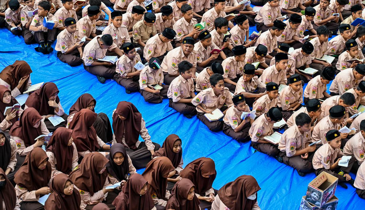 Mereka juga mengadakan pengajian dan memanjatkan doa untuk warga Palestina. (CHAIDEER MAHYUDDIN/AFP)