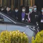 Anggota tim peneliti WHO bersiap untuk pergi dalam kunjungan lapangan di Wuhan, Provinsi Hubei, China tengah, Jumat, 29 Januari 2021 untuk mulai mencari petunjuk tentang asal-usul pandemi virus corona COVID-19. (AP / Ng Han Guan).