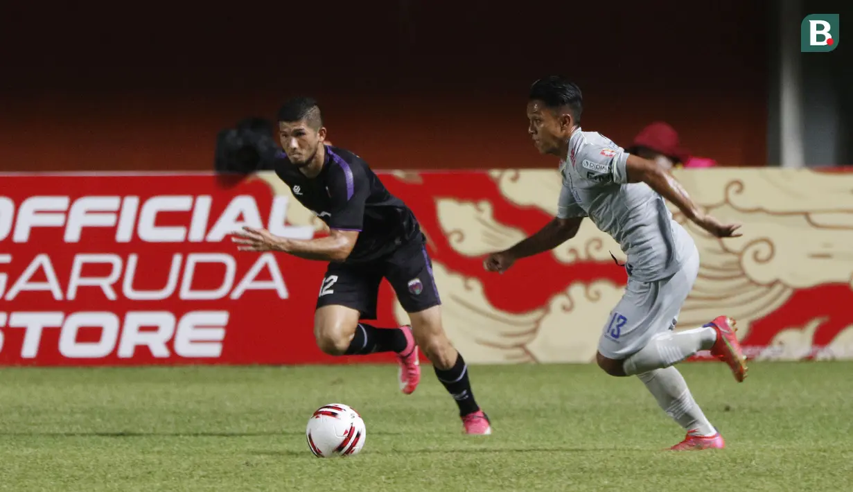 Febri Hariyadi yang merupakan jebolan Diklat Persib Bandung ini memiliki kecepatan dan berani menusuk dari sisi kanan dengan ciamik saat mengusai bola. Ia tetap menjadi andalan Robert Alberts di sektor sayap untuk menopang serangan yang dibangun. (Foto: Bola.com/Ikhwan Yanuar)