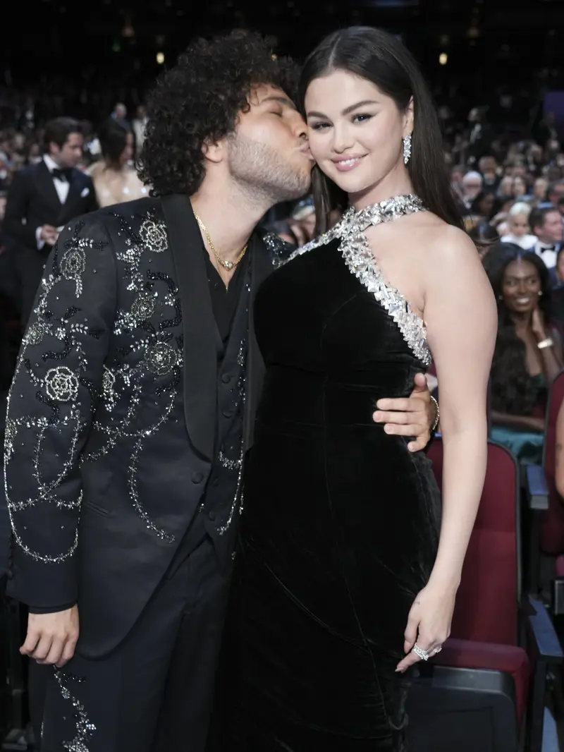 Gaya Glamor Selena Gomez dan Benny Blanco di Emmy Awards 2024, Mesra Sepanjang Acara