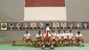 Anggota Tim Thomas Indonesia bersantai jelang sesi foto saat acara pelepasan tim Thomas-Uber Indonesia di Pelatnas Bulutangkis PBSI, Cipayung, Jakarta, (9/5/2016). (Bola.com/Arief Bagus)