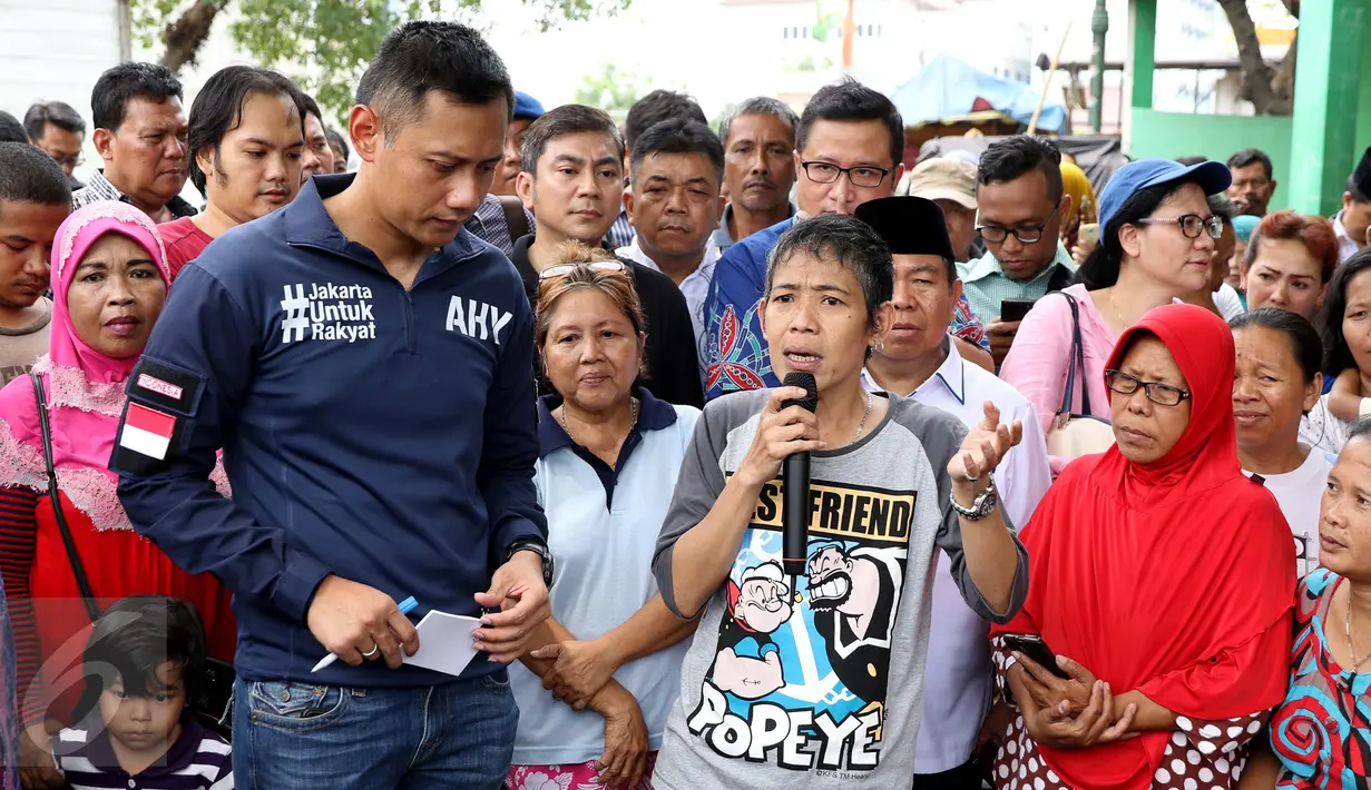 Bakal Calon Gubernur DKI, Agus Harimurti Yudhoyono melakukan dialog dengan warga saat mengunjungi kawasan Bukit Duri, Jakarta, Kamis (20/10). Kunjungan Agus Yudhoyono untuk melihat langsung kondisi warga yang terkena gusuran (Liputan6.com/Gempur M Surya)