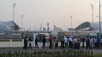 Warga Laos mengantre untuk memasuki Stadion Nasional Laos yang dibangun guna menghadiri upacara pembukaan SEA Games ke-25 di Vientiane pada 9 Desember 2009. Ajang dua tahunan yang berlangsung selama 10 hari ini resmi dibuka pada 9 Desember di Vientiane (AFP)