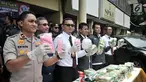Kepala Satuan Reserse Narkoba Polres Metro Jakarta Barat AKBP Erick Frendriz (baju putih) beserta jajaran menunjukkan barang bukti saat menggelar rilis kasus narkoba di Mapolres Jakarta Barat, Senin (26/11). (Merdeka.com/Iqbal S. Nugroho)