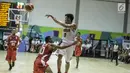 Pebasket putra Indonesia Pamungkas Respati Ragil memberikan bola saat melawan Timor Leste dalam kualifikasi 18th Asian Games Invitation Tournament di Hall Basket Senayan, Jakarta, Kamis (8/2). (Liputan6.com/Faizal Fanani)