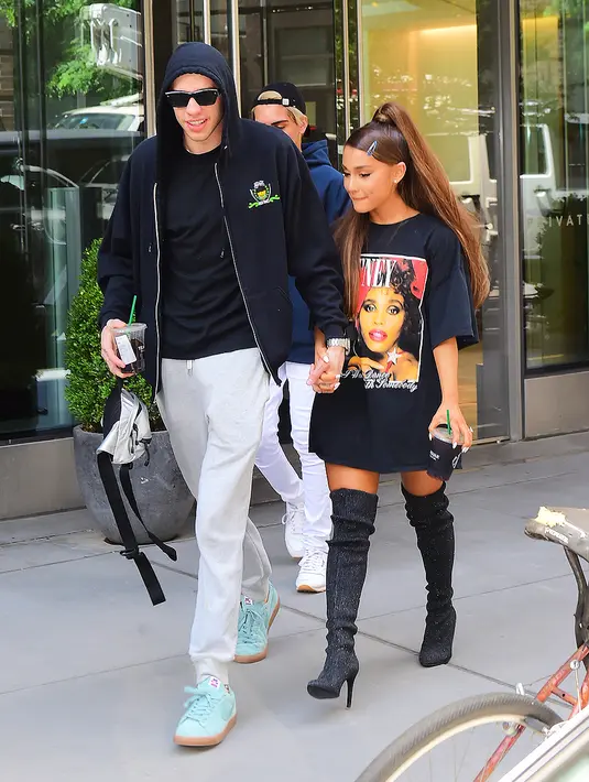 "Selamat ulang tahun untuk bidadari paling berharga di bumi. Kamu adalah orang paling kusuka yang pernah ada. Aku sangat mencintaimu," tulis Pete di Instagramnya. (splashnews.com/HollywoodLife)