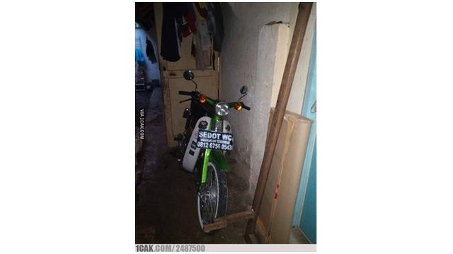 Tulisan Lucu di Plat Motor Ini Bikin Senyum-senyum