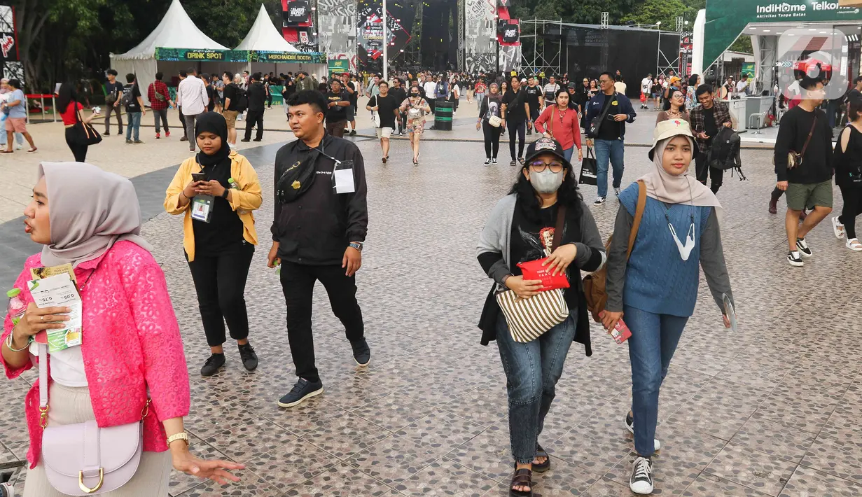 Para penonton sedang berada di area Everblast festival 2023 hari pertama di Gambir Expo Kemayoran, Jakarta Pusat, Sabtu (4/3/2023). Sejumlah artis musik dijadwalkan tampil di hari pertama festival yang digelar Akselerasi Entertainment tersebut, salah satunya adalah band Simple Plan. (Liputan6.com/Herman Zakharia)