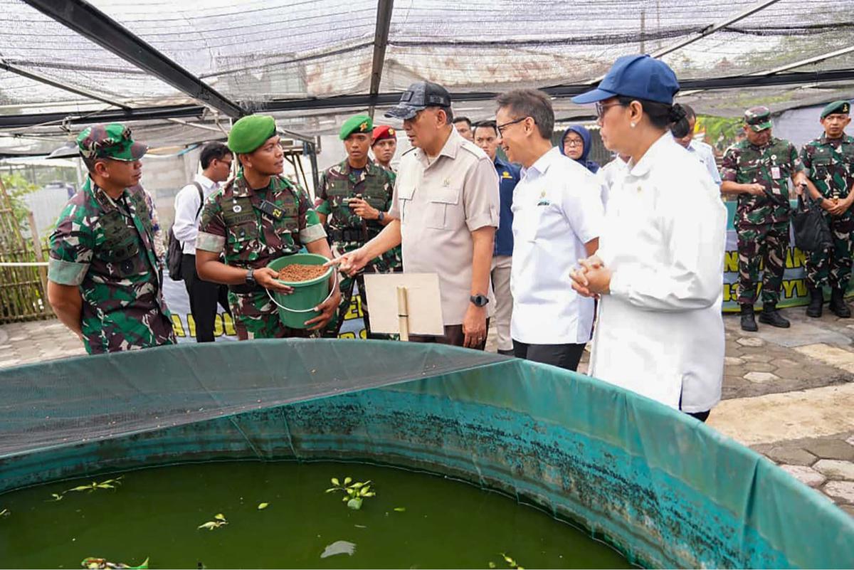 FOTO: Menhan Sjafrie Tinjau Yonif TP 843, Perkuat Sinergi Pertahanan, Kesehatan, dan Ketahanan Pangan