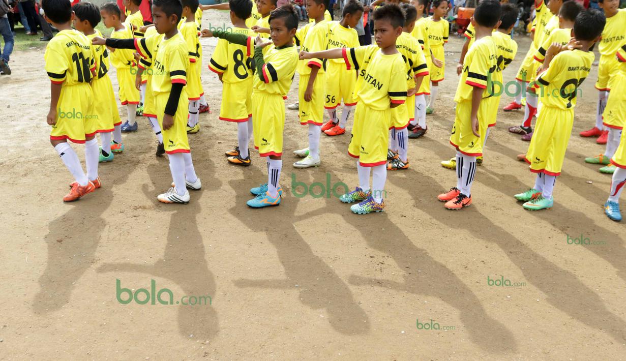 Para Pemain SSB Kota Padang berbaris sebelum memulai pertandingan melawan Lgenda Timnas Indonesia di Stadion H.Agus Salim, Padang, Minggu (13/3/2016). (Bola.com/Nicklas Hanoatubun)