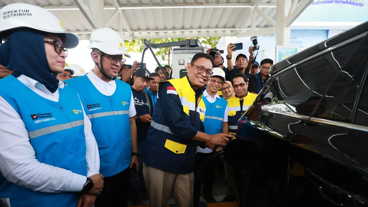 Wakil Menteri ESDM melakukan simulasi pengisian daya kendaraan listrik di Rest Area KM 379A