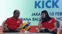 Direktur Proliga, Hanny S Surkatty (kiri) berbincang dengan Wianda Pusponegoro (Vice President  for Corporate Communication PT. Pertamina) saat peluncuran Pertamina Proliga 2016 di Jakarta, Rabu   (10/2/2016). (Liputan6.com/Helmi Fithriansyah)