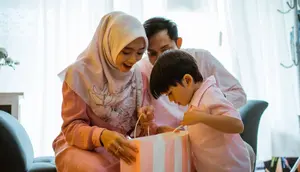 Ilustrasi orang tua menghadiahkan mainan edukasi anak. (c) odua/Depositphotos