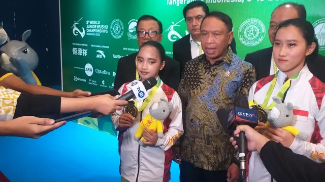 Menpora bersama peraih medali di Kejuaraan Dunia Wushu Junior 2022