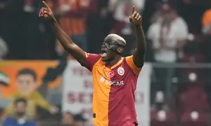 Selebrasi striker Galatasaray, Victor Osimhen, usai menjebol gawang Liverpool di Ali Sami Yen Stadium di matchday 2 league phase Liga Champions 2025/2026, Rabu (01/10/2025) dini hari WIB. (AP Photo/Francisco Seco)