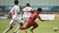 Pesepak bola Vietnam Van Thanh Vu (kanan) berebut bola dengan pesepak bola Uni Emirat Arab saat bertanding pada Babak Putra Medali Perunggu Asian Games ke-18 di Stadion Pakan Sari, Bogor, Sabtu (1/9). ANTARA FOTO/INASGOC/Dhemas Reviyanto/Sup/18