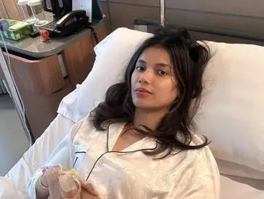 Inilah potret kondisi terkini Sabrina Chairunnisa yang sempat terbaring lemas di rumah sakit. Meski tak terlihat keberadaan Deddy Corbuzier, perawatan intensif dijalani wanita 30 tahun itu. Ia menyebutkan perutnya yang sensitif terhadap bakteri yang terbawa dalam makanan. (Liputan6.com/IG/@sabrinachairunnisa)