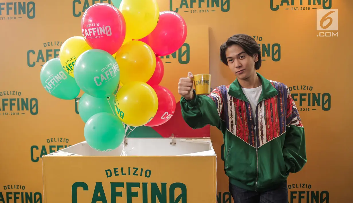 Iqbaal Ramadhan berpose dalam launching Kopi Caffino di kawasan Jakarta, Selasa ( 9/7/2019). Caffino menggandeng aktor sekaligus musisi muda, Iqbaal Ramadhan sebagai brandambassador. (Liputan6.com/Faizal Fanani)