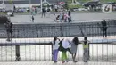 Warga saat menghabiskan waktu untuk menunggu berbuka puasa di Waduk Mookervart di Kalideres, Jakarta Barat, Minggu (9/5/2021). Waduk Mookervart tersebut dimanfaatkan oleh warga sekitar untuk ngabuburit atau menunggu waktu berbuka puasa tiba. (Liputan6.com/Angga Yuniar)