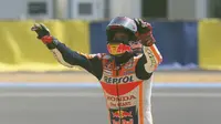 Pembalap Repsol Honda, Marc Marquez, merayakan kemenangan pada MotoGP Prancis di Sirkuit Le Mans, Minggu (20/5/2010). (AP/David Vincent)