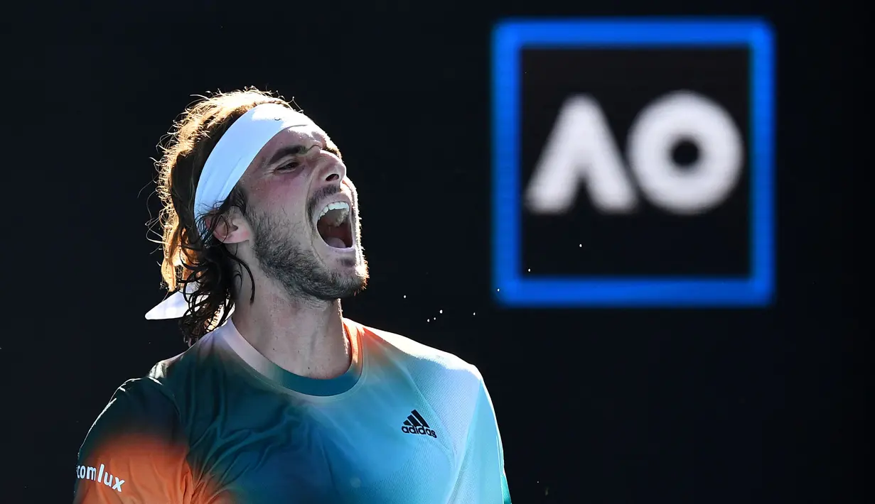 Reaksi petenis Yunani, Stefanos Tsitsipas setelah mendapatkan satu poin saat melawan Benoit Paire dari Prancis dalam pertandingan tunggal putra pada hari keenam turnamen tenis Australia Terbuka di Melbourne pada 22 Januari 2022. (AFP/William West)