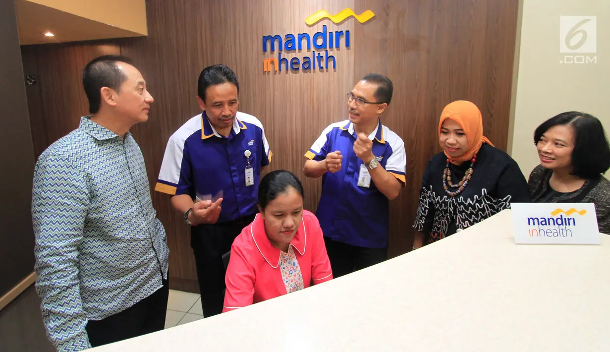 Dirut Mandiri Inhealth Iwan Pasila (tengah) meninjau konter khusus di RS Mitra Keluarga Kemayoran, Kamis (12/10). Mandiri Inhealth melayani lebih dari 1,4 juta peserta yang tersebar di Indonesia. (Liputan6.com)