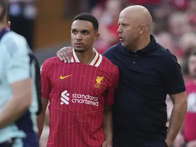 Pemain Liverpool, Trent Alexander-Arnold (tengah) bersama pelatih Arne Slot setelah laga lanjutan Liga Inggris 2024/2025 melawan Arsenal di Anfield, Liverpool, Inggris, Minggu (11/05/2025) waktu setempat. (AP Photo/Jon Super)