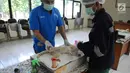 Dokter bersiap mensterilisasi kucing di pusat kesehatan hewan (Puskeswan), Jakarta, Kamis (10/1). Kucing yang belum siap diadopsi tersebut masih dalam proses vaksinasi dan sterilisasi. (Liputan6.com/Herman Zakharia)