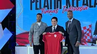 Ketua Umum PSSI Erick Thohir bersama Patrick Kluivert dan Denny Landzaat. (Ario Yosia/Bola.com)
