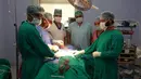 Tim bedah melakukan operasi terhadap seorang polisi India, Surjeet Singh (42) di sebuah rumah sakit di Amritsar, 19 Agustus 2016. Para dokter berusaha mengeluarkan 40 pisau dari dalam tubuh Singh setelah pria itu menelannya selama dua bulan terakhir (AFP)