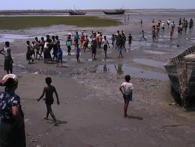 Warga menggotong mayat warga minoritas Muslim Rohingya yang tewas setelah perahu yang mereka tumpangi tenggelam di lepas pantai Negara Bagian Rakhine, Myanmar, Selasa (19/4). Sedikitnya 21 orang termasuk sembilan anak tewas. (STR/AFP)