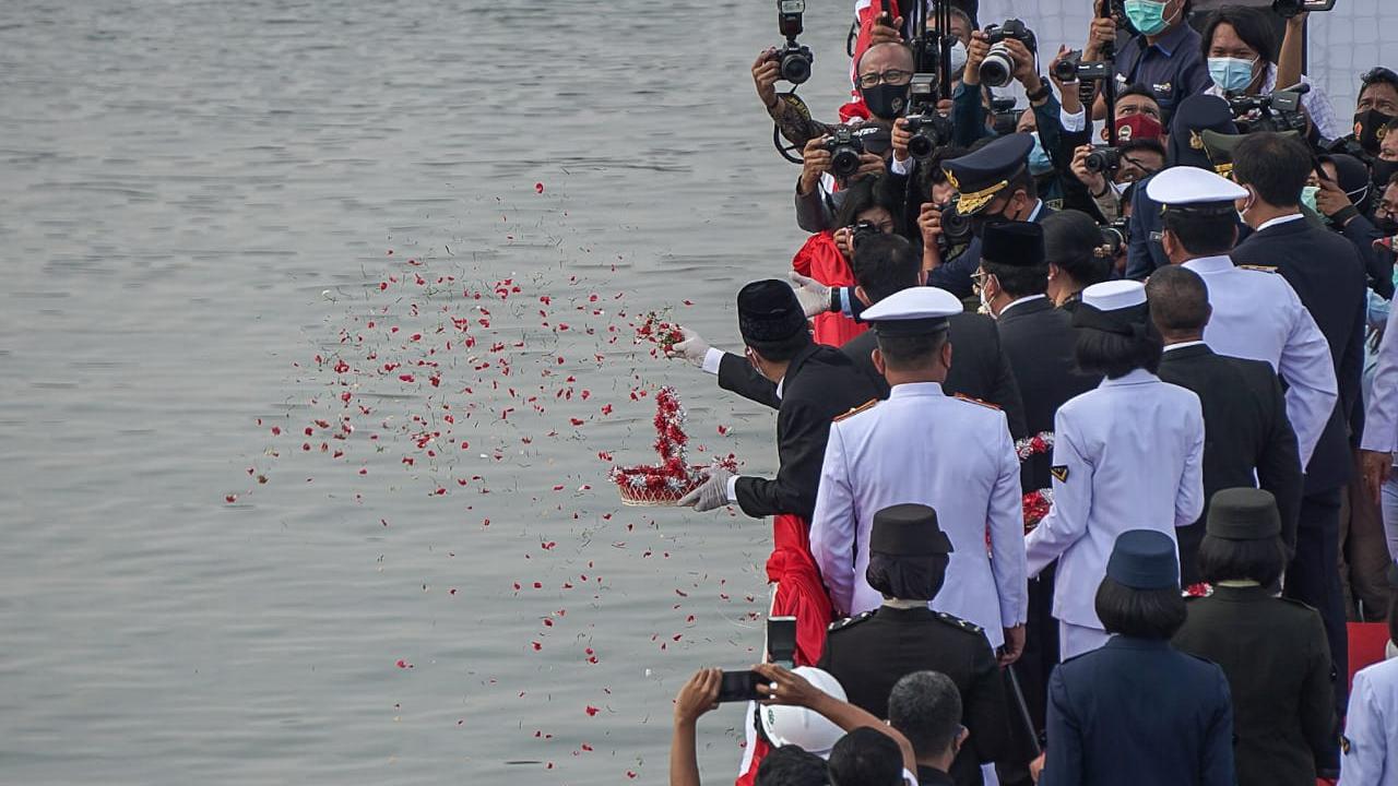 Ketua DPR RI Puan Maharani memimpin upacara peringatan Hari Pahlawan di atas KRI di perairan Teluk Jakarta, Selasa (10/11/2020)