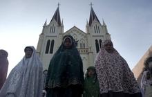 FOTO: Indahnya Toleransi, Gereja Katolik Berbagi Tempat Ibadah untuk Jemaah Salat Idulfitri di Malang