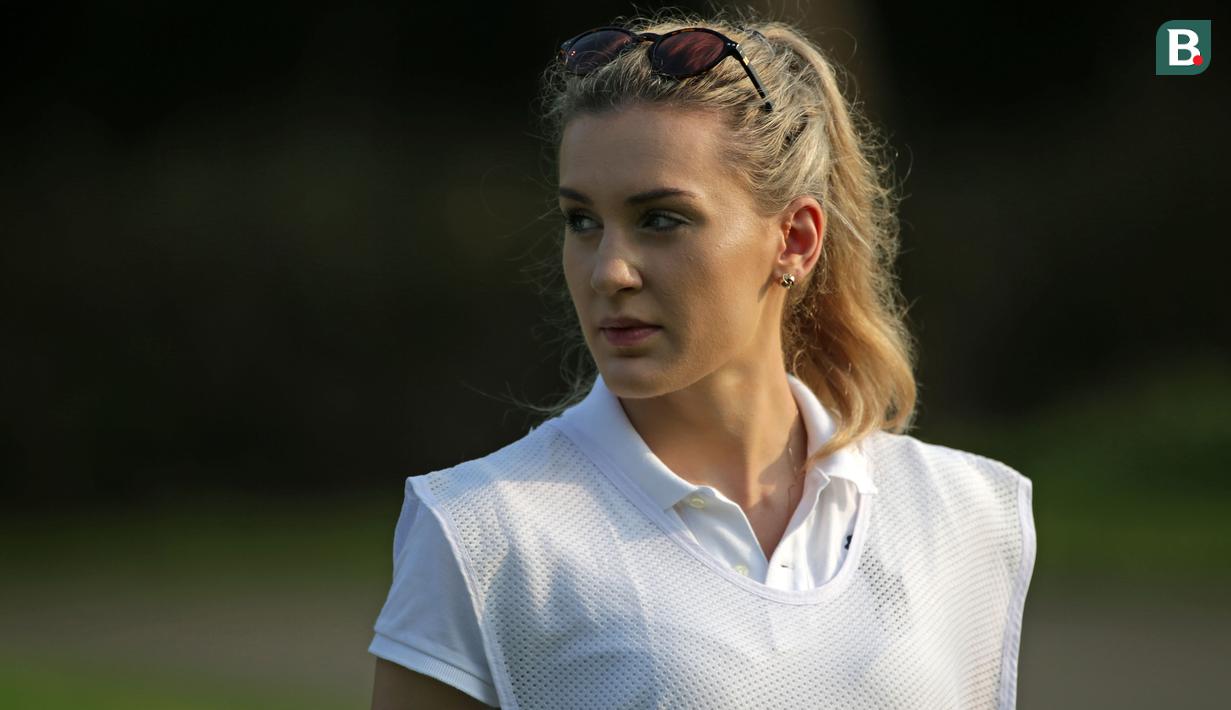 Caddie cantik yang mendampingi Zach Murray pegolf Australia di BRI Indonesia Open 2019. (Bola.com/Peksi Cahyo)