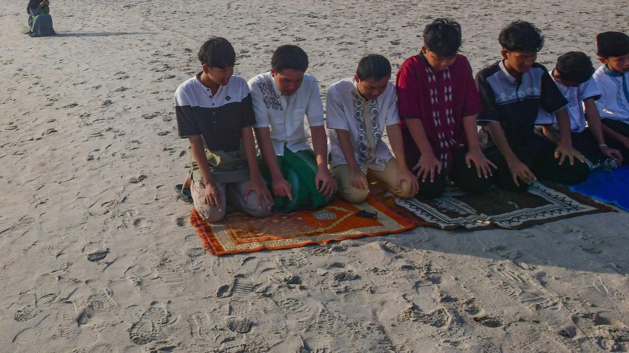 FOTO: Shalat Iduladha di Tepi Pantai Ancol Berlangsung Khidmat