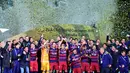 Para pemain Barcelona berpesta usai menjadi juara Piala Dunia Antarklub 2015. (AFP/Yoshikazu Tsuno)