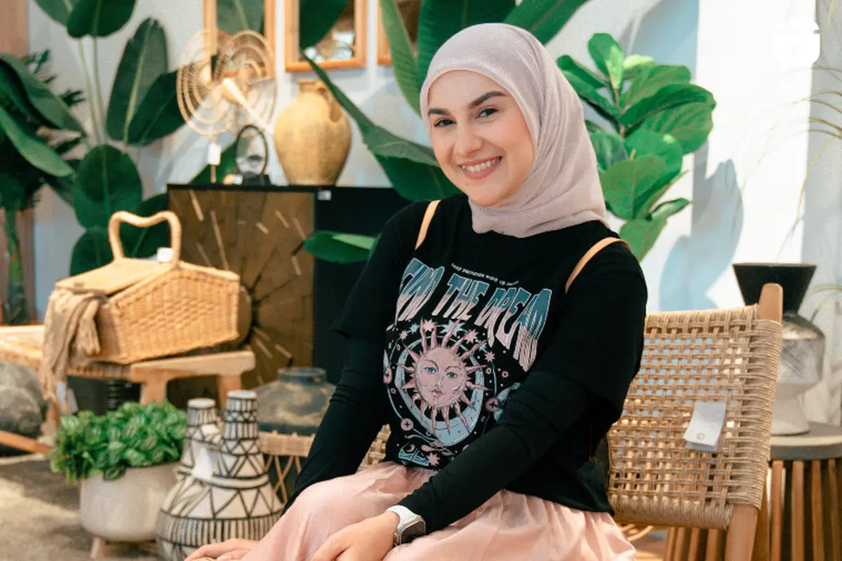 8 OOTD Hijab Bergaya Feminin yang Simple dari Syifa Hadju hingga Inara Rusli