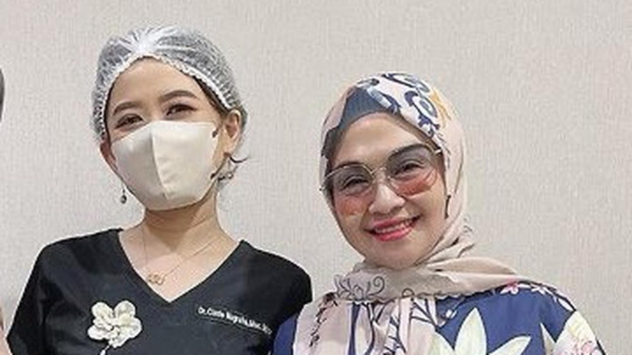 Potongan busana motif bertemu motif rupanya juga tak terlalu buruk sebagai pilihan jika bisa mencari keserasiannya. Seperti yang dilakukan Lulu, ia menggabungkan baju biru dengan jilbab krem bercorak biru.