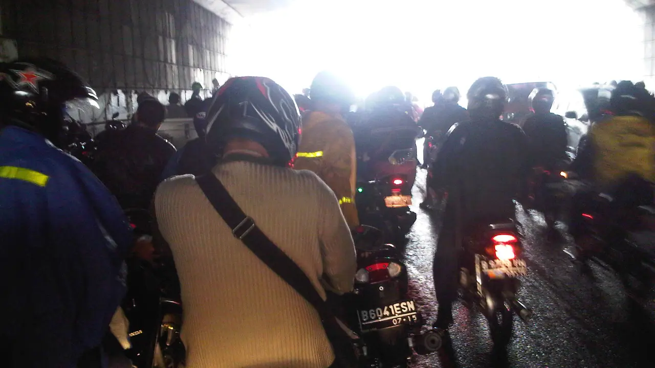 Jangan Berteduh di Fly Over Kalau Enggan Rp 250 Ribu Melayang