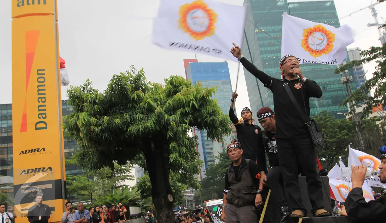 Seorang demonstran melakukan orasi saat aksi menolak PHK massal Bank Danamon, Jakarta, Jumat (28/10). Demonstran melakukan long march dari Tugu Tani ke Menara Danamon di Kawasan Kuningan .(Liputan6.com/Angga Yuniar)